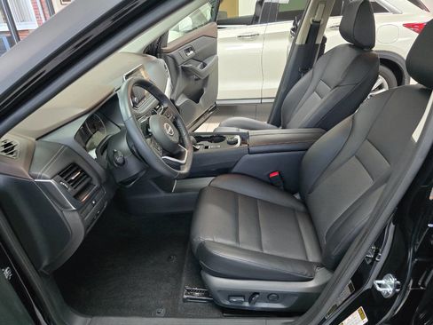 Used 2023 Nissan Rogue SV w/ SV Premium B Package image 18