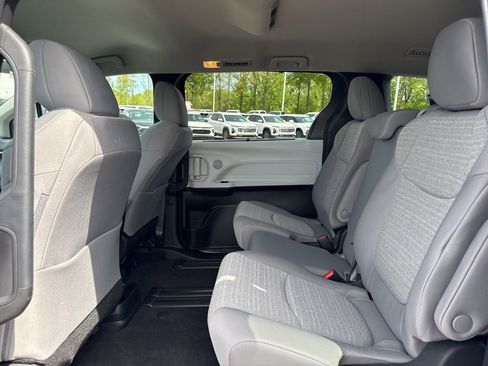 Used 2025 Toyota Sienna LE image 11