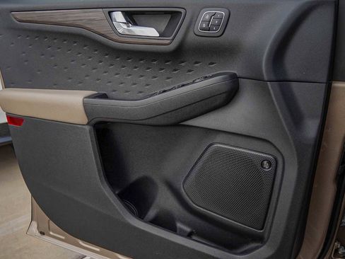 Used 2020 Ford Escape Titanium image 23