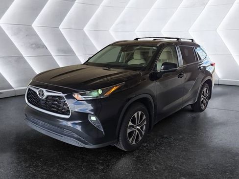 Used 2023 Toyota Highlander XLE image 3