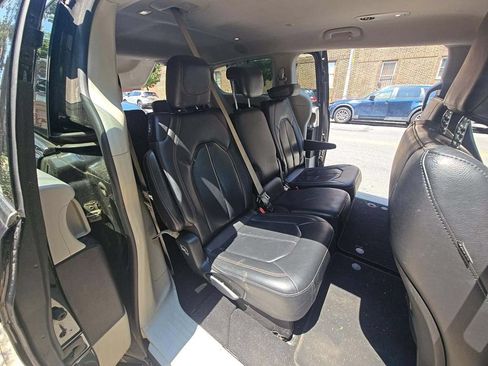 Used 2019 Chrysler Pacifica Touring-L FWD image 3