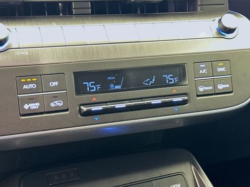 Certified 2025 Hyundai Kona Limited FWD image 27