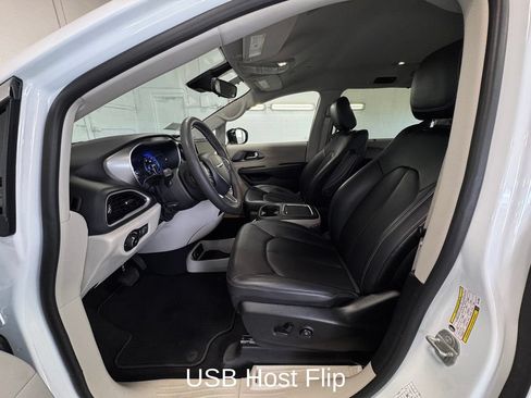 Used 2023 Chrysler Pacifica Touring-L FWD image 12