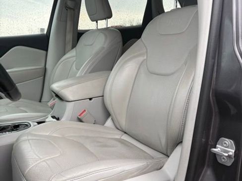 Used 2019 Jeep Cherokee Limited FWD image 12