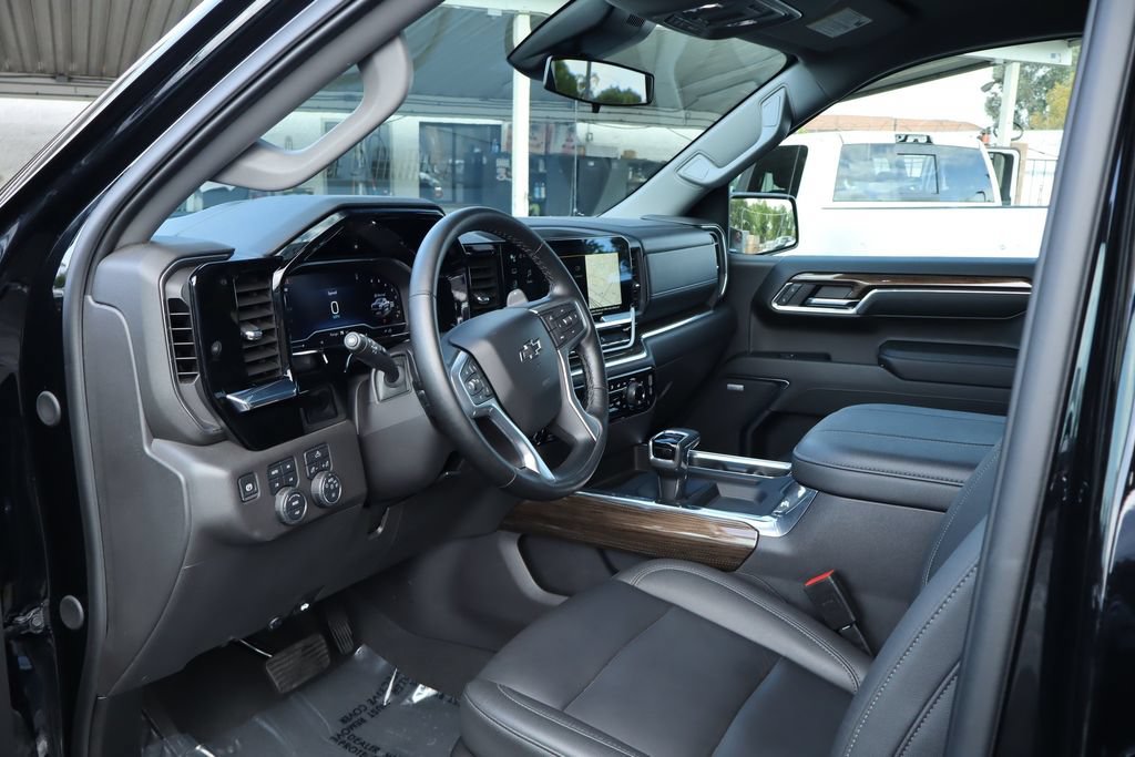 Used 2024 Chevrolet Silverado 1500 LT Trail Boss w/ Convenience Package II AWD/4WD image 17
