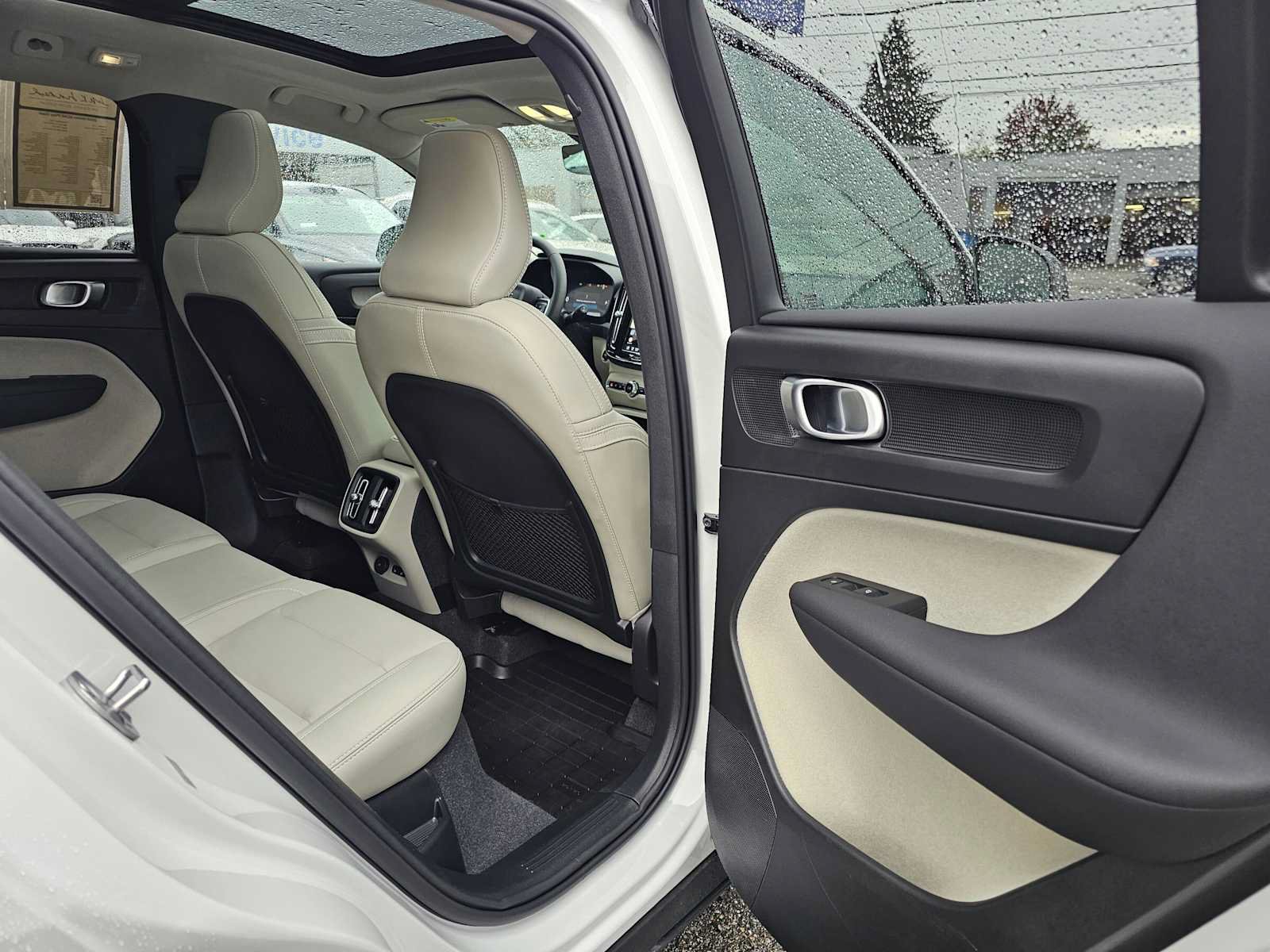 Used 2024 Volvo XC40 B5 Plus w/ Protection Package Premier AWD/4WD image 12
