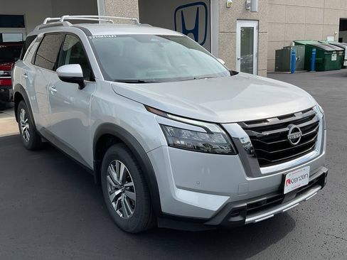 Used 2025 Nissan Pathfinder SL AWD/4WD image 3