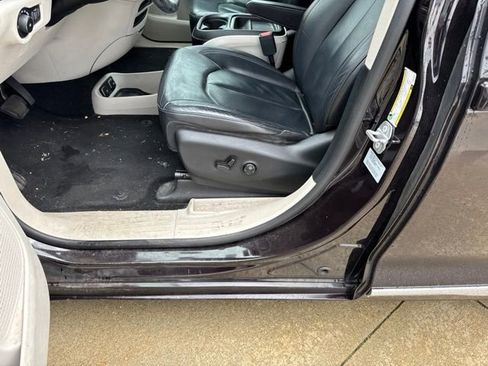 Used 2017 Chrysler Pacifica Touring-L FWD image 17