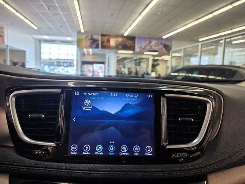 Used 2018 Chrysler Pacifica Limited w/ Tire & Wheel Group FWD image 22