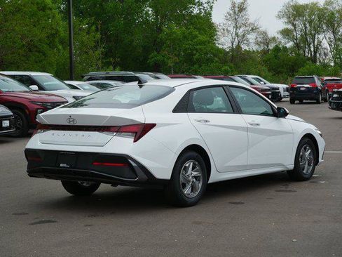 New 2026 Hyundai Elantra SE FWD image 3