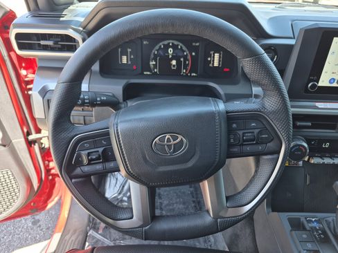 Certified 2025 Toyota Tacoma SR5 AWD/4WD image 9