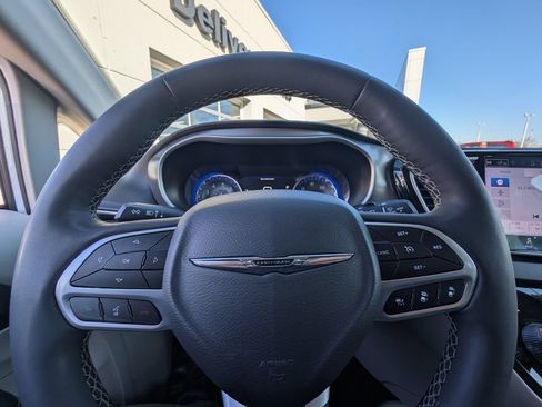 Used 2024 Chrysler Pacifica Touring-L FWD image 24