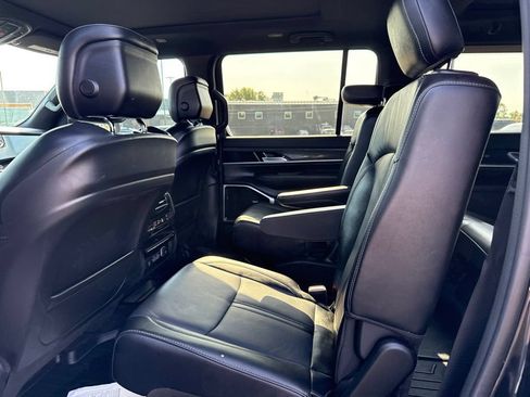 Used 2022 Jeep Wagoneer Series III w/ Premium Group I AWD/4WD image 43
