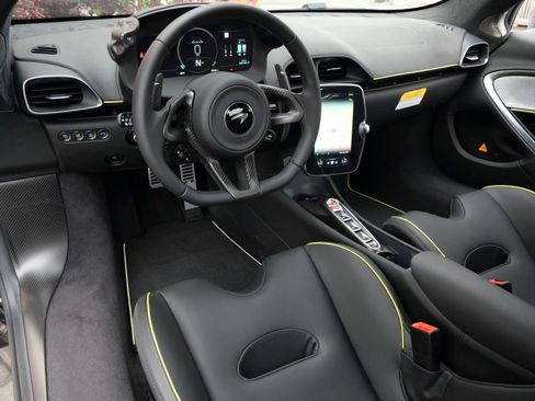 Used 2023 McLaren Artura RWD image 8