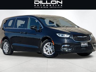 Used 2025 Chrysler Pacifica Select