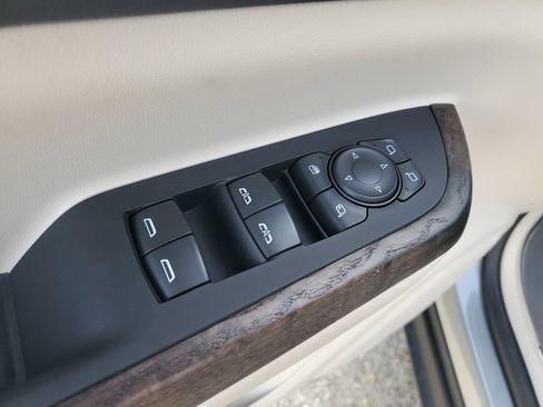 Used 2023 GMC Acadia Denali w/ Denali Ultimate Package FWD image 9