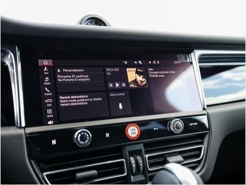 Certified 2025 Porsche Macan image 18