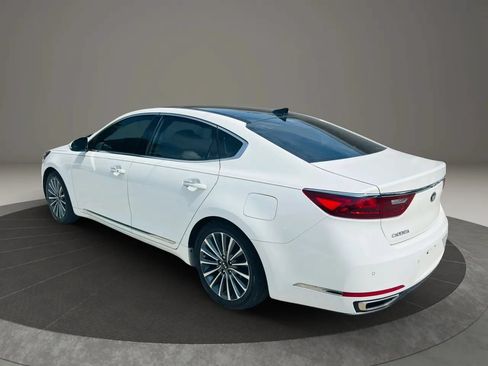 Used 2017 Kia Cadenza Premium w/ Luxury Package FWD image 3