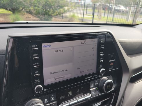 Used 2022 Toyota Highlander LE FWD image 22