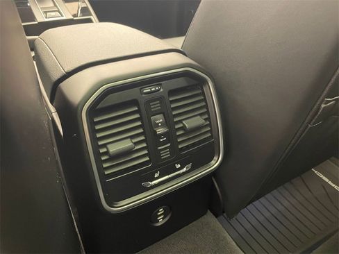 Used 2025 Porsche Macan image 16