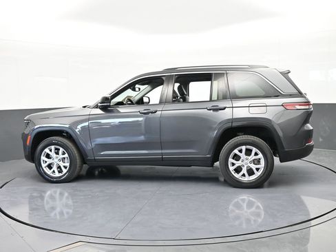 Used 2022 Jeep Grand Cherokee Limited image 3