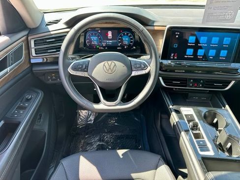 Used 2024 Volkswagen Atlas SE w/ Panoramic Sunroof Package FWD image 16
