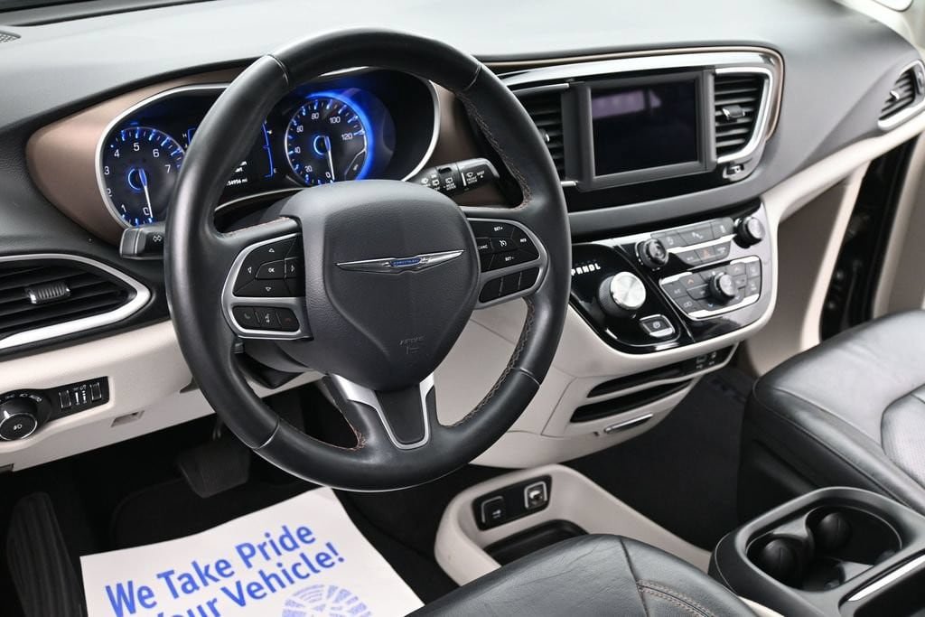 Used 2018 Chrysler Pacifica Touring-L FWD image 13
