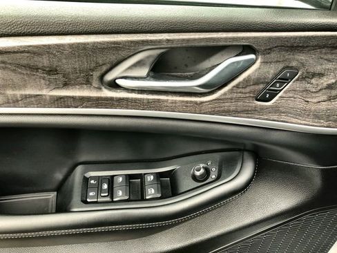 Used 2024 Jeep Grand Cherokee Limited image 13