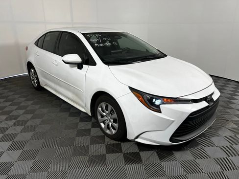Used 2025 Toyota Corolla LE image 3