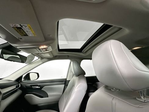 Used 2020 Toyota Highlander XLE AWD/4WD image 19