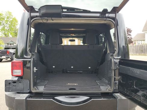 Used 2016 Jeep Wrangler Unlimited Sahara AWD/4WD image 8