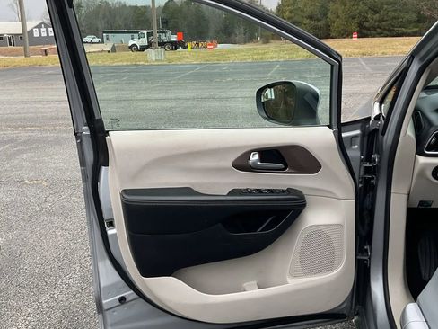 Used 2021 Chrysler Voyager Lxi image 18