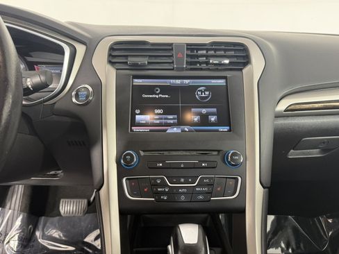 Used 2016 Ford Fusion SE w/ Equipment Group 202A FWD image 19