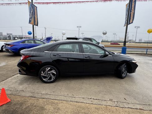 Used 2025 Hyundai Elantra Limited image 4