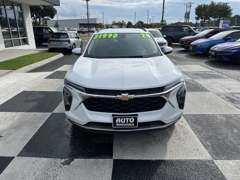 Used 2024 Chevrolet Trax LT w/ Driver Confidence Package FWD image 2