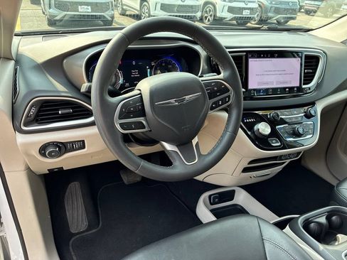 Used 2024 Chrysler Pacifica Touring-L FWD image 15