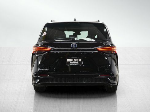 Used 2025 Toyota Sienna XSE AWD/4WD image 4