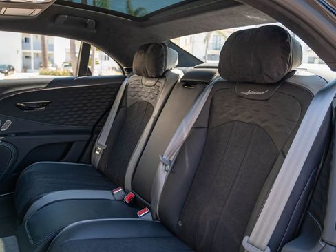 Used 2025 Bentley Flying Spur Plug-In Hybrid image 32