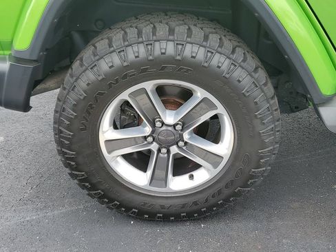 Used 2018 Jeep Wrangler Unlimited Sahara w/ Uconnect 4C Nav & Sound Group AWD/4WD image 5
