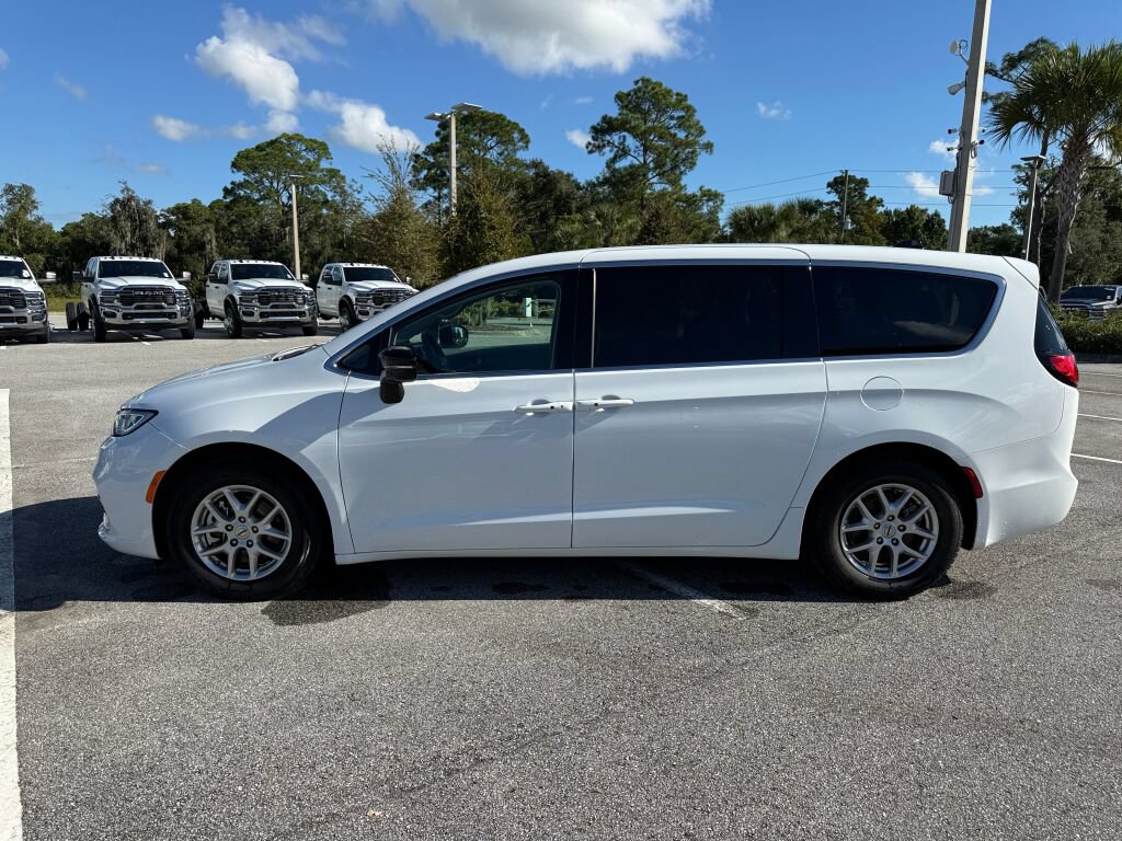 Used 2024 Chrysler Pacifica Touring-L FWD image 6