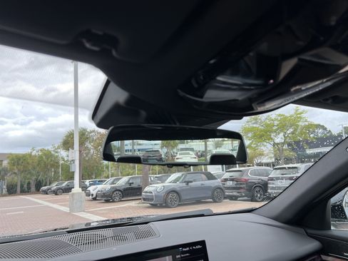 Used 2025 BMW 540i xDrive w/ Premium Package image 27