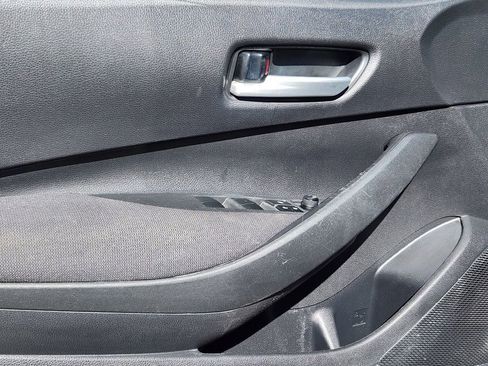 Used 2021 Toyota Corolla LE image 6