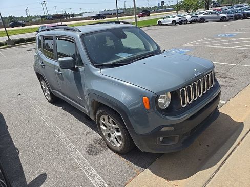 Used 2018 Jeep Renegade Latitude FWD image 2