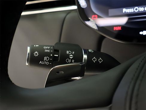 Certified 2025 Land Rover Range Rover SE image 29