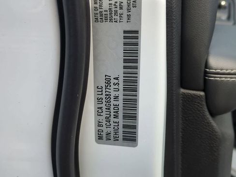 New 2025 Jeep Grand Cherokee L Laredo w/ Luxury Tech Group I RWD image 36