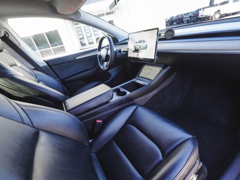 Used 2022 Tesla Model Y Long Range image 39