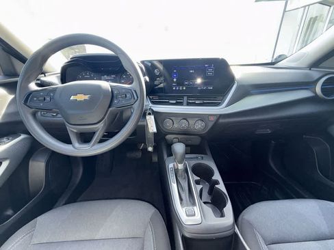 Used 2025 Chevrolet Trax LS w/ LS Convenience Package image 17