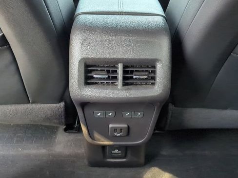 Used 2023 Chevrolet Equinox Premier image 22