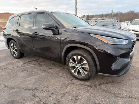 Used 2021 Toyota Highlander XLE image 2