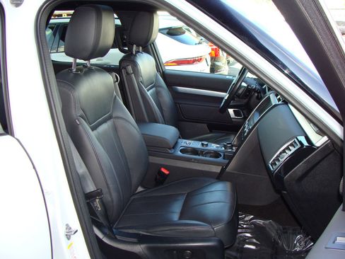 Used 2020 Land Rover Discovery Landmark image 11